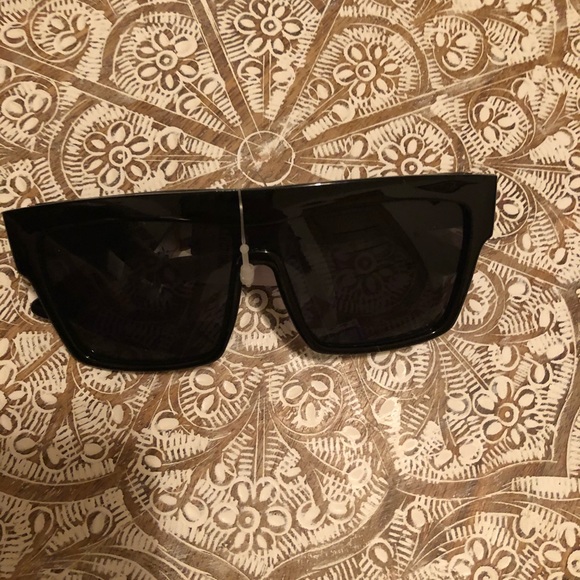 NWT Black & Gold Trendy Statement Sunglasses - Picture 3 of 8